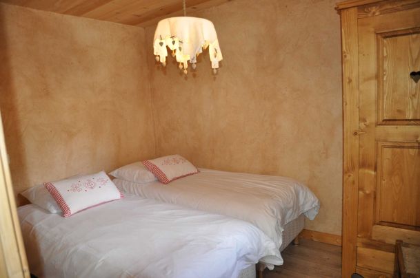 Chambre 2 lits simples - appartement la puce à Châtel